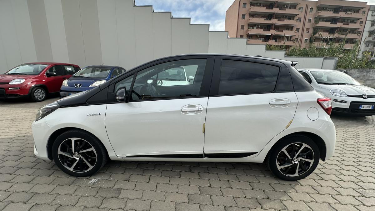 Toyota Yaris Black & White