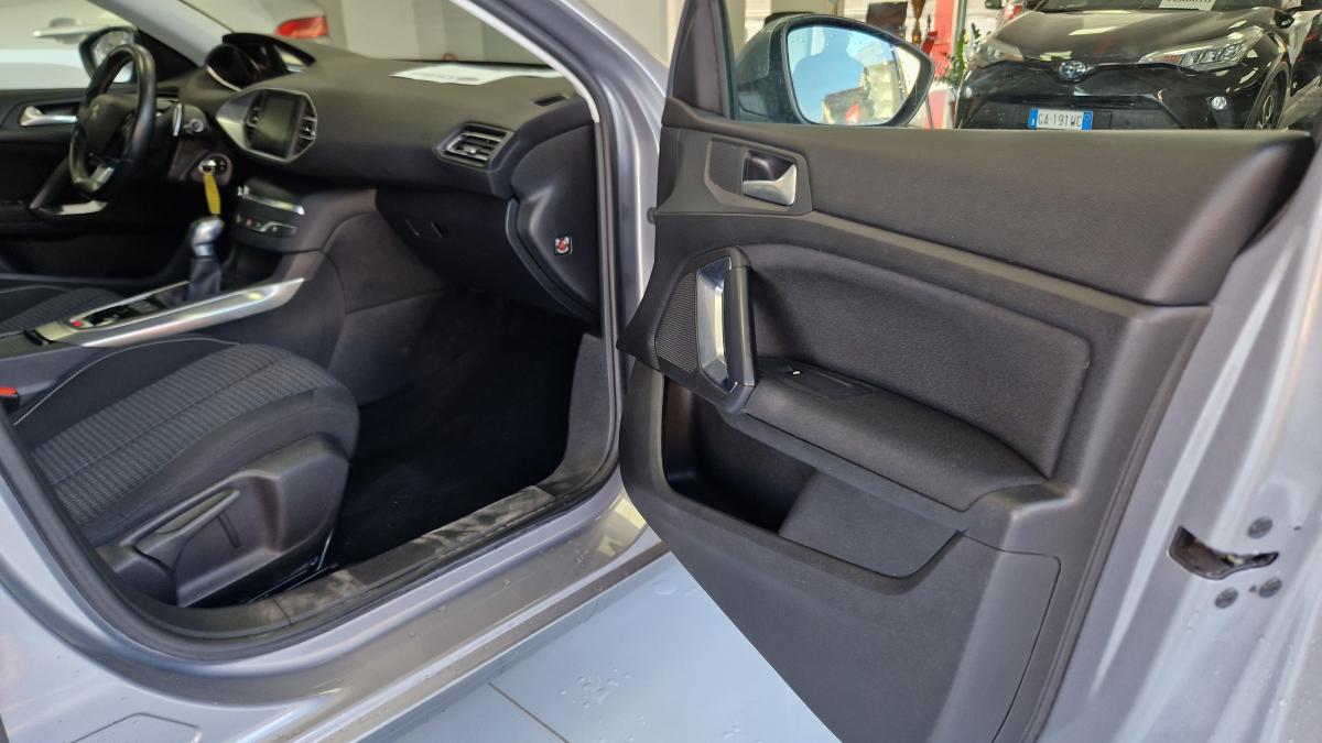 Peugeot 308 BlueHDi 130 EAT8 Business