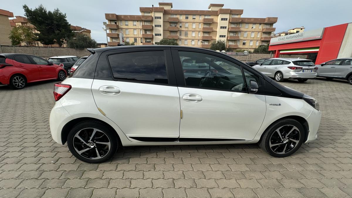 Toyota Yaris Black & White